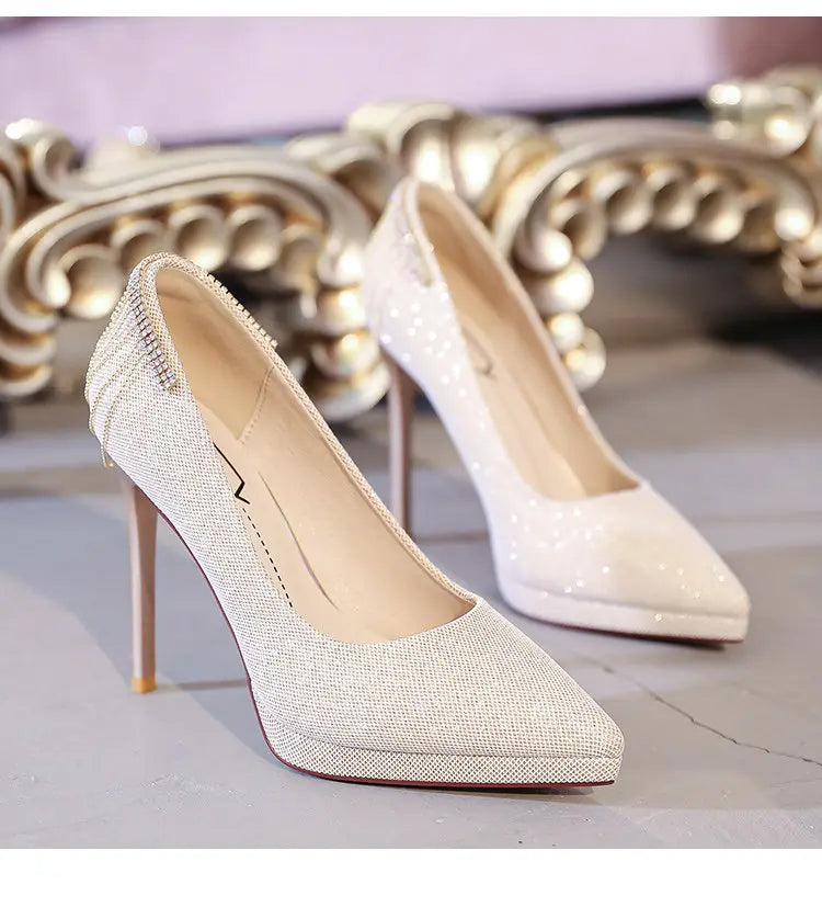 Funkelnde weiße High-Heel-Pumps mit strukturiertem, glitzerndem Obermaterial und schmalen Stiletto-Absätzen, entworfen als Kristall-Hochzeitschuhe, Plateau-Bridal-Heels.