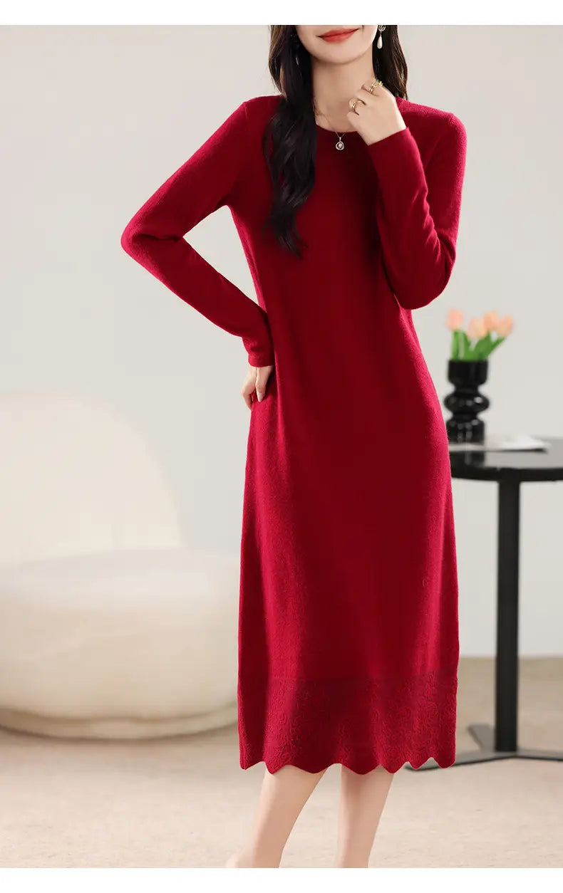 Ein kräftig rotes Wollstrickkleid mit langen Ärmeln und gesäumtem Volantabschluss.