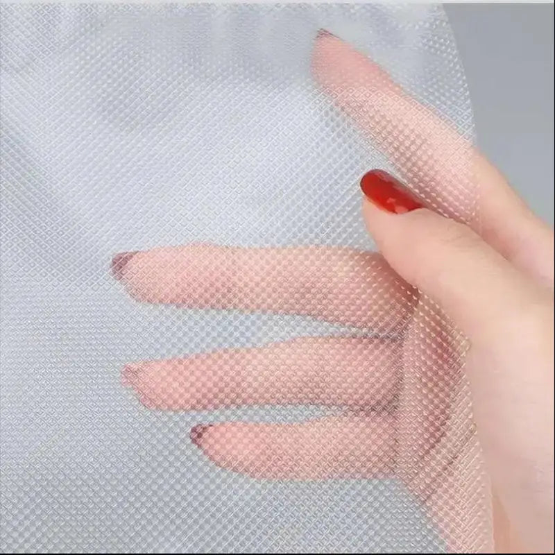 Ein durchscheinendes, weißes Mesh-Gewebe mit einem feinen, gleichmäßigen Rastermuster, dargestellt in strukturierten Vakuumbeuteln 12x20 cm zur Lebensmittelversiegelung für 100 Stk.