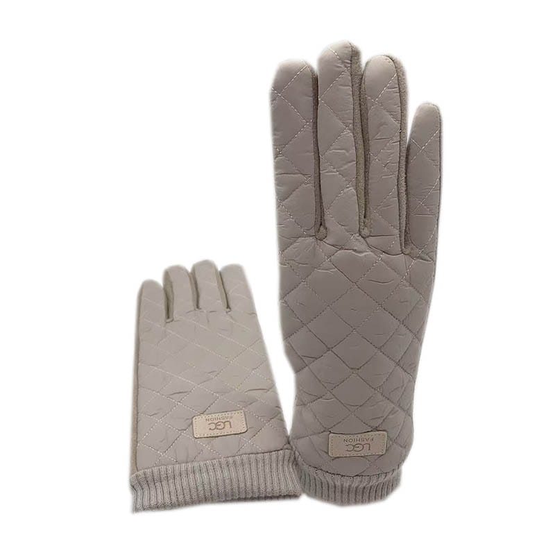Une paire de gants d’hiver pour femmes en écran tactile thermiques matelassés beige, avec poignets côtelés et petites pièces en cuir sur les poignets, présentés du côté arrière.
