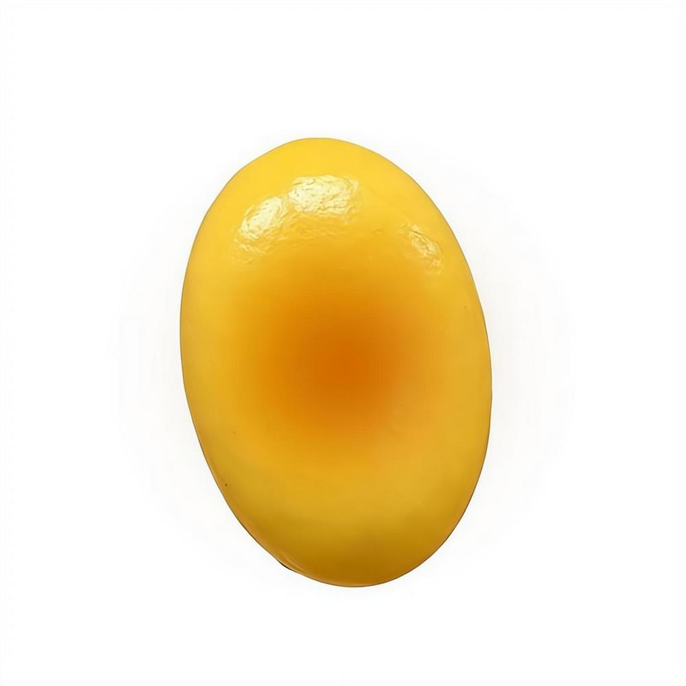 Un pastel de queso esponjoso y blando de color amarillo liso, ovalado y con forma alargada, para aliviar el estrés, lento en elevarse, con acabado brillante y tonos de gradiente sutiles.