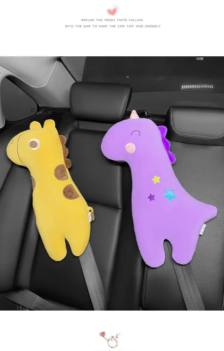 Gelbe Giraffe- und lila Einhorn-Plüsch-Autositzlehnen, die die Rückseite des Einhorn-Autositzgurtkissens für Kinder zeigen; ausgelegt für Komfort und Sicherheit während der Reise