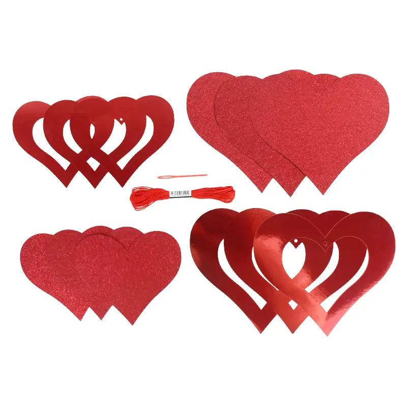 Guirnalda de corazones para San Valentín: pancarta con recortes de papel con brillo en forma de corazón en rojo, con acabado de brillo metálico y diseños intrincados de encaje.