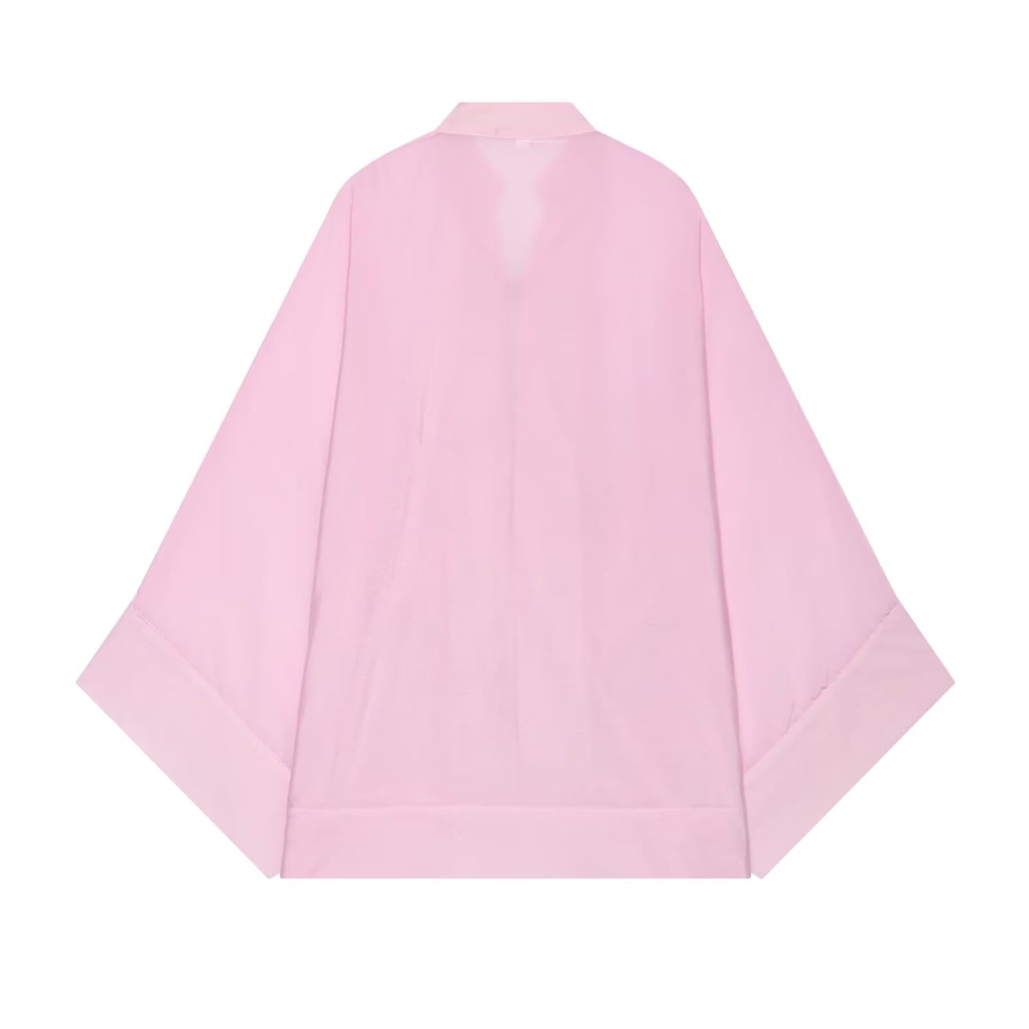 Veste de style kimono minimaliste rose poudré, à manches amples, au design épuré, présentée comme une chemise décontractée.