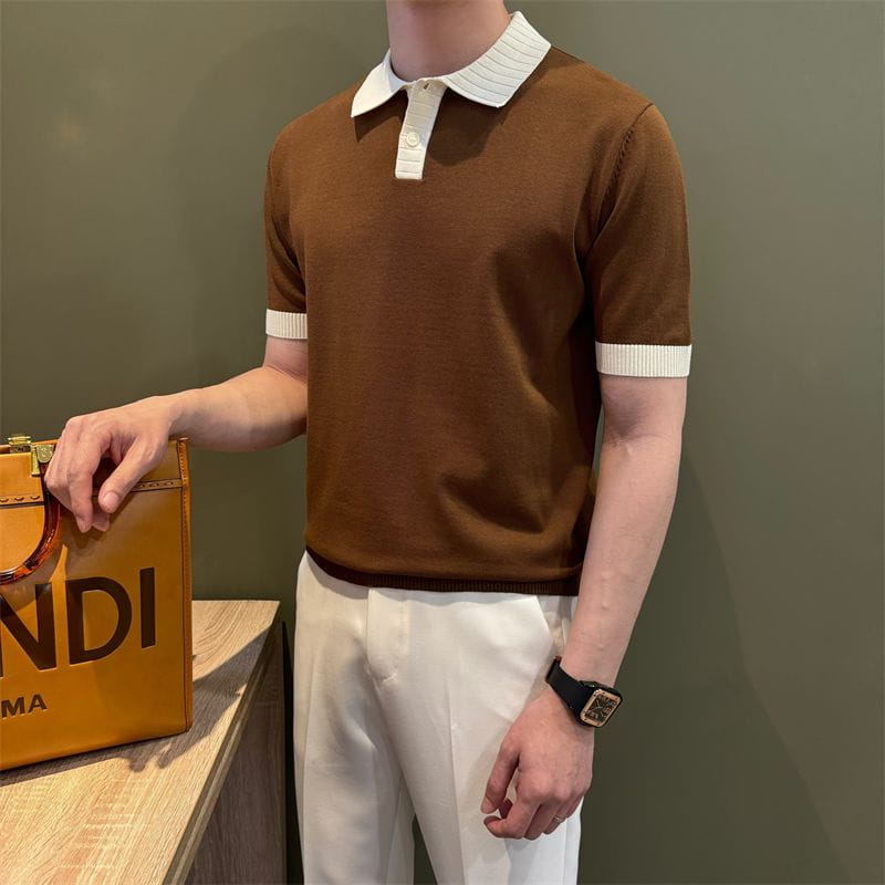 Camiseta tipo polo de punto con bloques de color marrón con cuello acanalado blanco y puños de las mangas, confeccionada con material suave para uso casual.