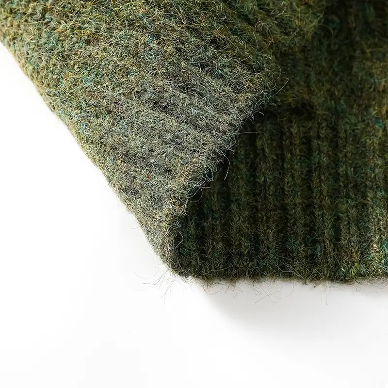 Herren-V-Ausschnitt-Strickcardigan aus strukturiertem moosgrünem geripptem Strickmaterial mit lockeren Fasern entlang der Kante.