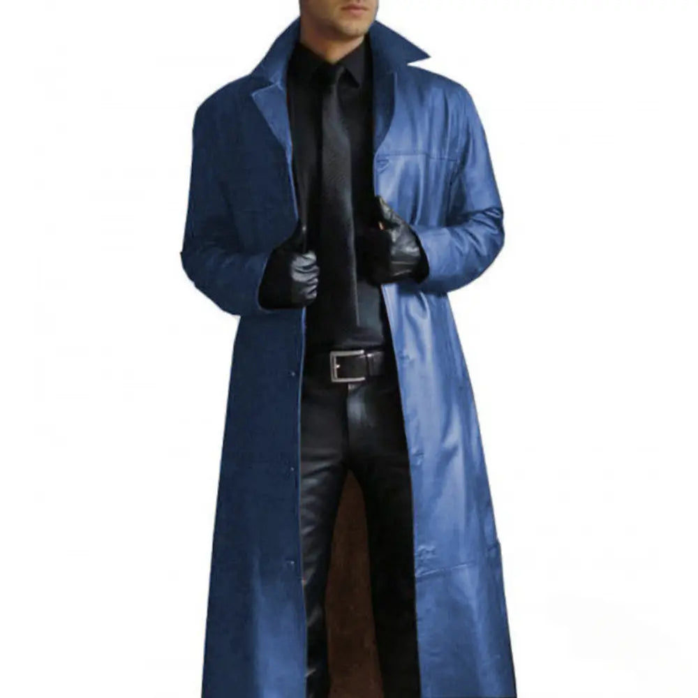 Un élégant trench-coat long en cuir bleu royal pour homme, avec col classique et devant boutonné, idéal parmi les longues vestes en cuir et les vestes en cuir.
