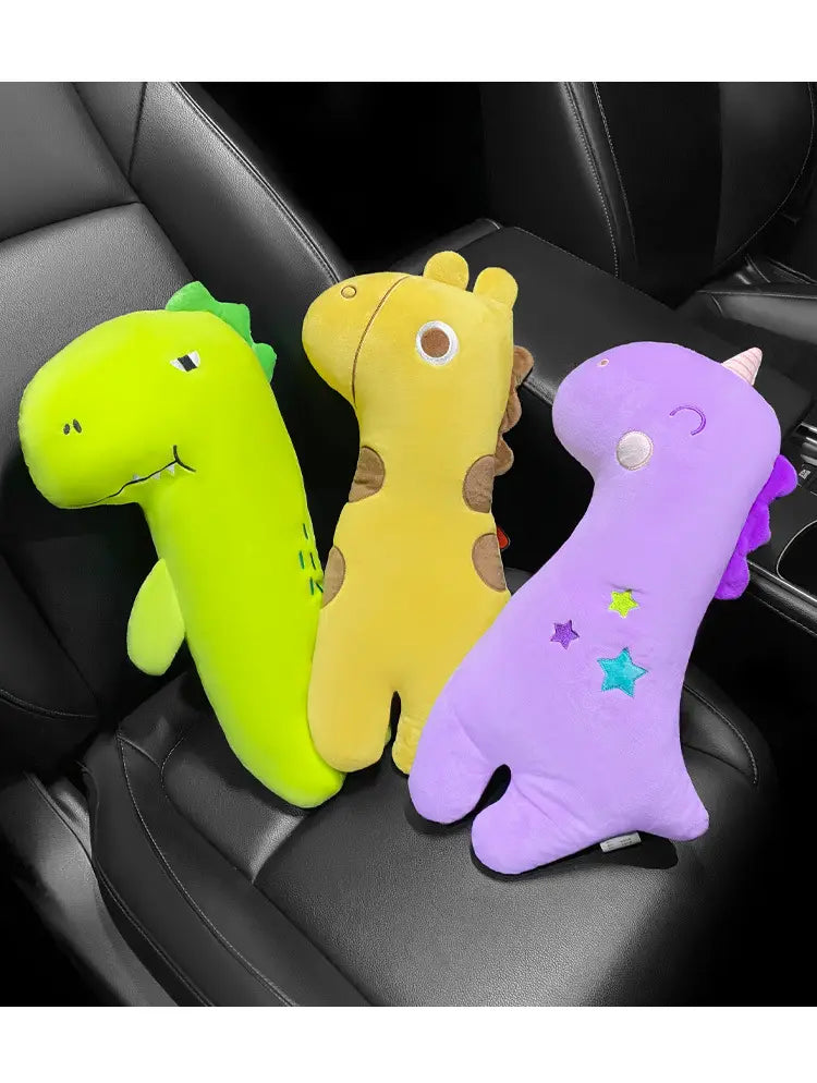 Drei Plüsch-Autositzpolster in leuchtendem Grün, Gelb und Lila, dinosaurierförmig, mit bestickten Details für das Einhorn-Autositzgurtkissen für Kinder.