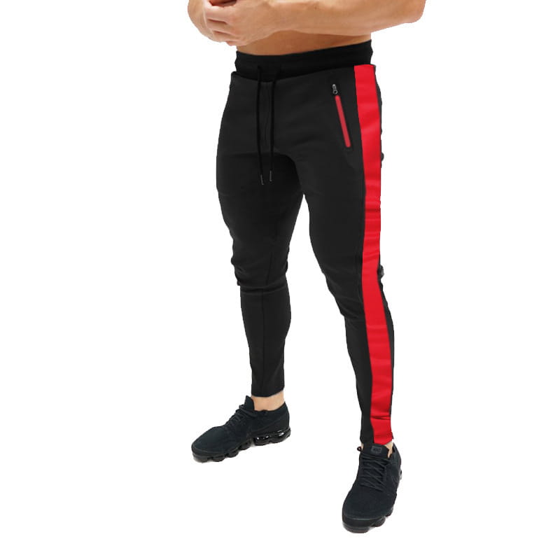 Pantalones cargo negros de hombre, joggers casuales holgados, con una franja vertical roja intensa en el lateral, con cintura ajustable con cordón y bolsillos con cierre.