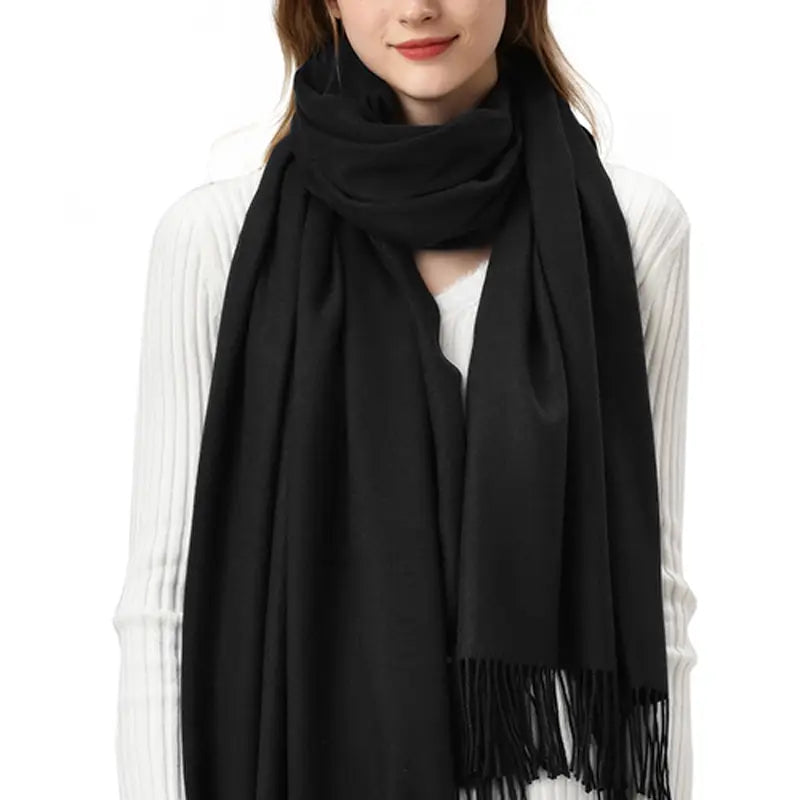 黒のウールブレンド素材の、女性用カシミヤ風の冬用スカーフ／ショールです。暖かさとスタイルのために、やわらかなフリンジの縁が施されています。