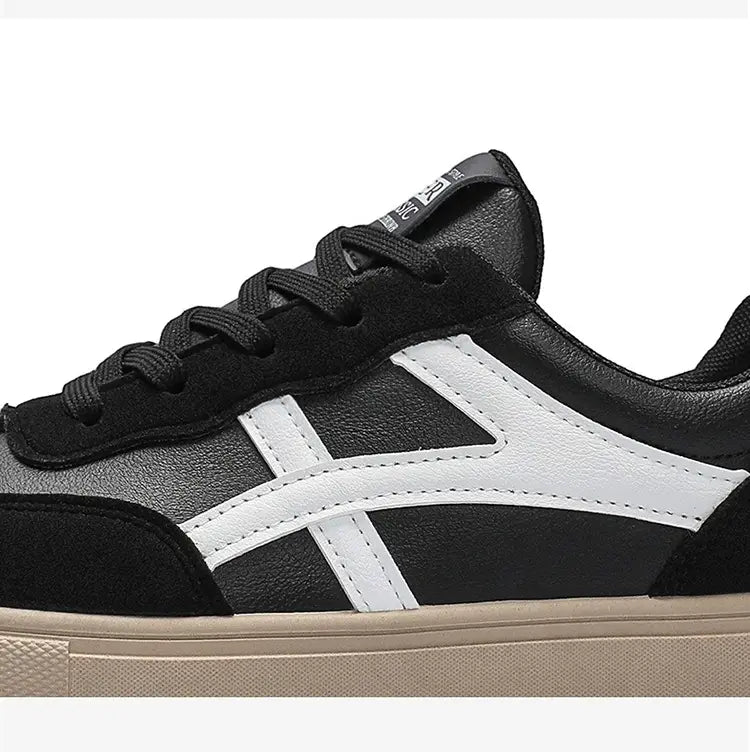 Sneakers décontractées pour hommes, chaussures de marche légères, avec dessus en daim noir et blanc, rehauts en cuir et semelle extérieure en caoutchouc beige.