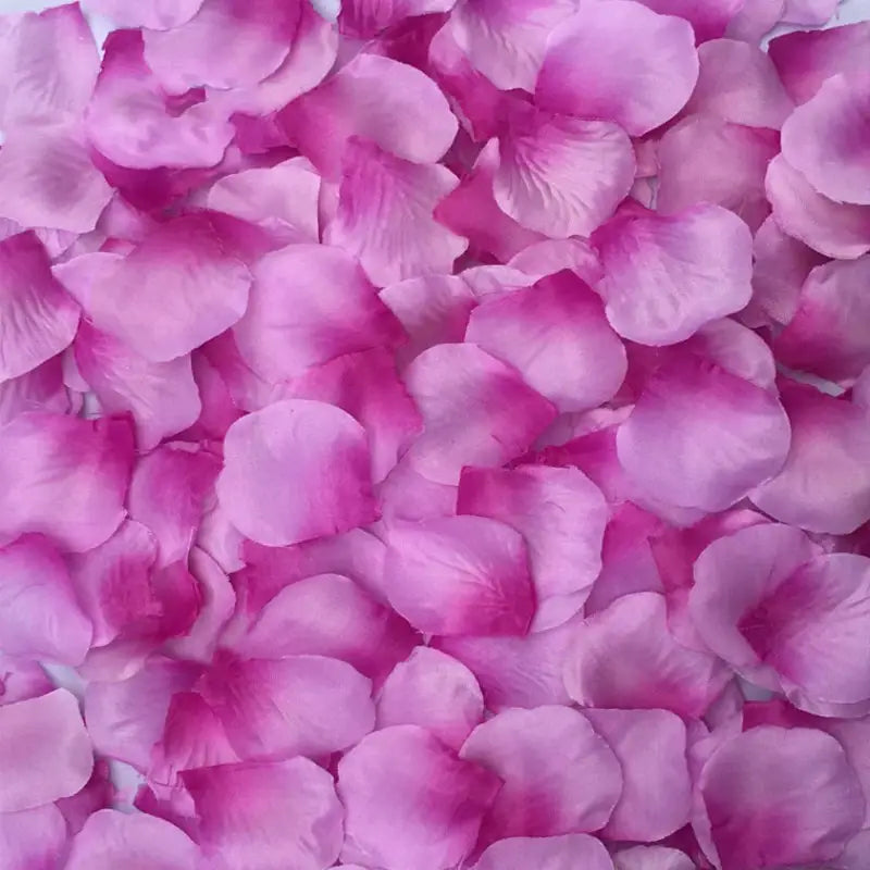Ein Haufen weicher rosa- und magentafarbenen bunter Rosenblüten mit einem zarten Farbverlauf-Finish für „5500 bunte Rosenblüten“ zur Hochzeitsdekoration.