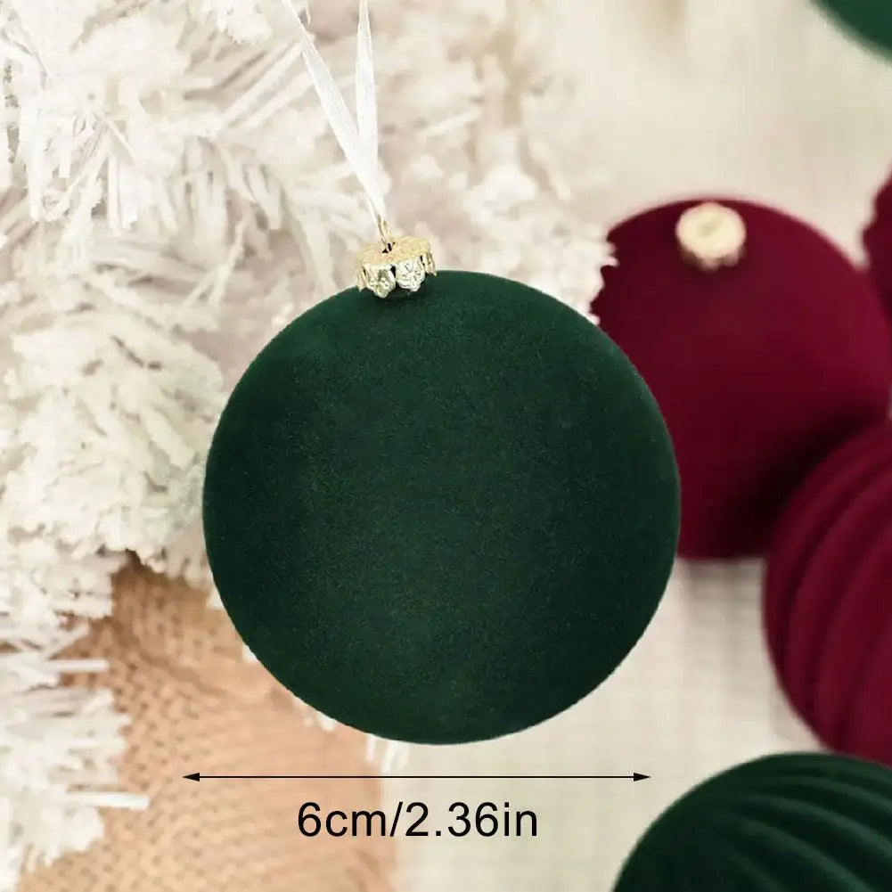 Tiefgrüne Christbaumkugel in Samtoptik mit samtiger Struktur, goldfarbener, kristallverzierter Kappe und weißem Schleifenaufhänger aus der grünen Sortimentsauswahl für Christbaumkugeln, 12 Stück.