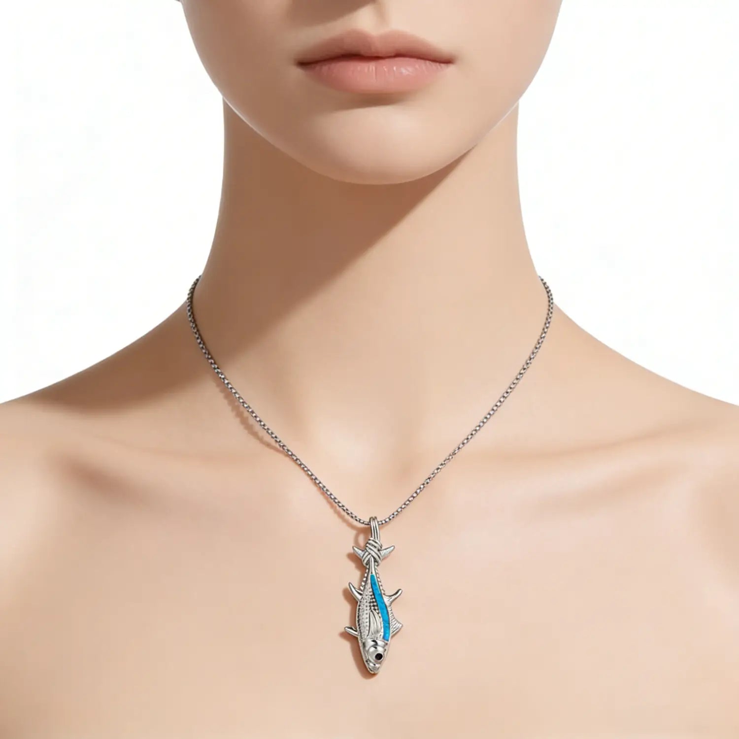 Collier pendentif en forme de poisson en argent, avec une bande d’émail bleu éclatante le long de son corps, issu de la collection « Blue Opal Fish Pendant Necklace Silver Ocean Jewelry ».