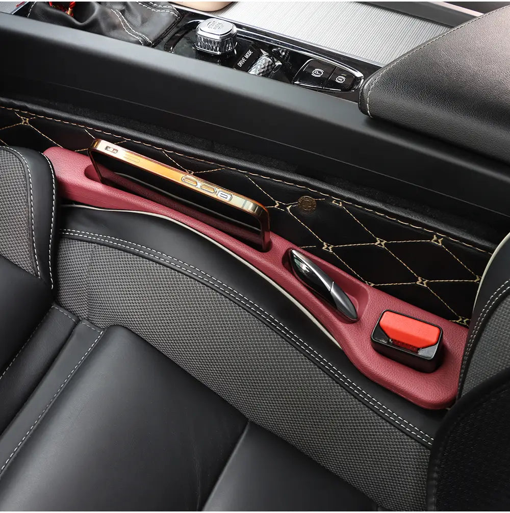 Couvre-comble d’interstice de siège en cuir rouge, avec bordure cousue en losanges noire et support de téléphone intégré, pour l’organisateur de console centrale de la classe AMG GLC.