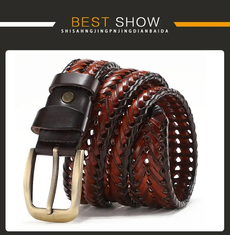 Cinturón trenzado para hombre de cuero genuino con un rico patrón tejido en marrón oscuro y negro, que presenta una hebilla robusta de latón y una lengüeta de cuero a juego.