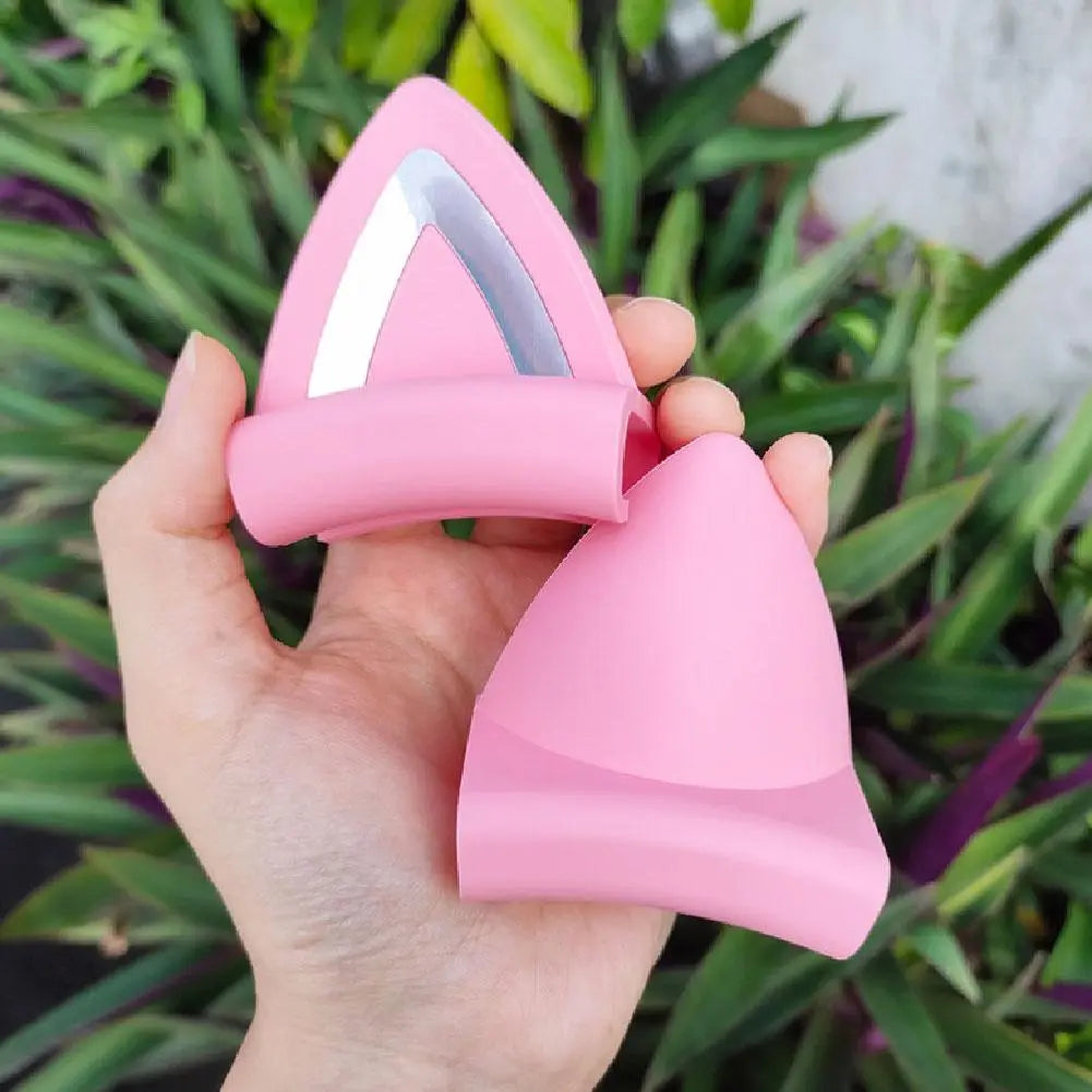 Attaches pour casque avec oreilles de chat en silicone rose, avec bordure interne métallique argentée, conçues comme protecteurs d’angle