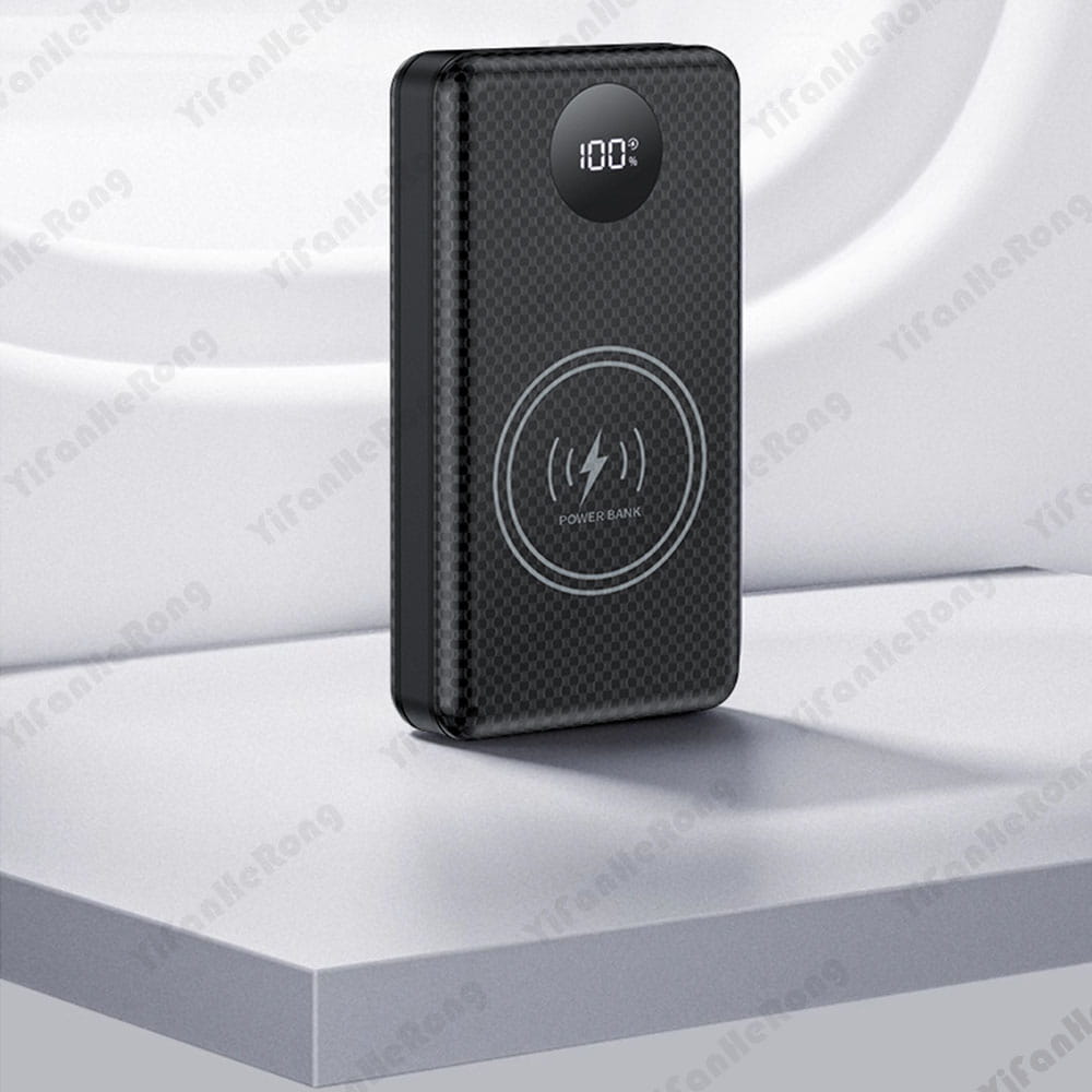 Schwarzes, kohlefaserartig strukturiertes Powerbank-Gehäuse für 6 18650-Batterien mit Schnellladefunktionen und einem runden digitalen Display, das 100 Prozent Ladestand anzeigt, sowie einem eingravierten Ladezeichen