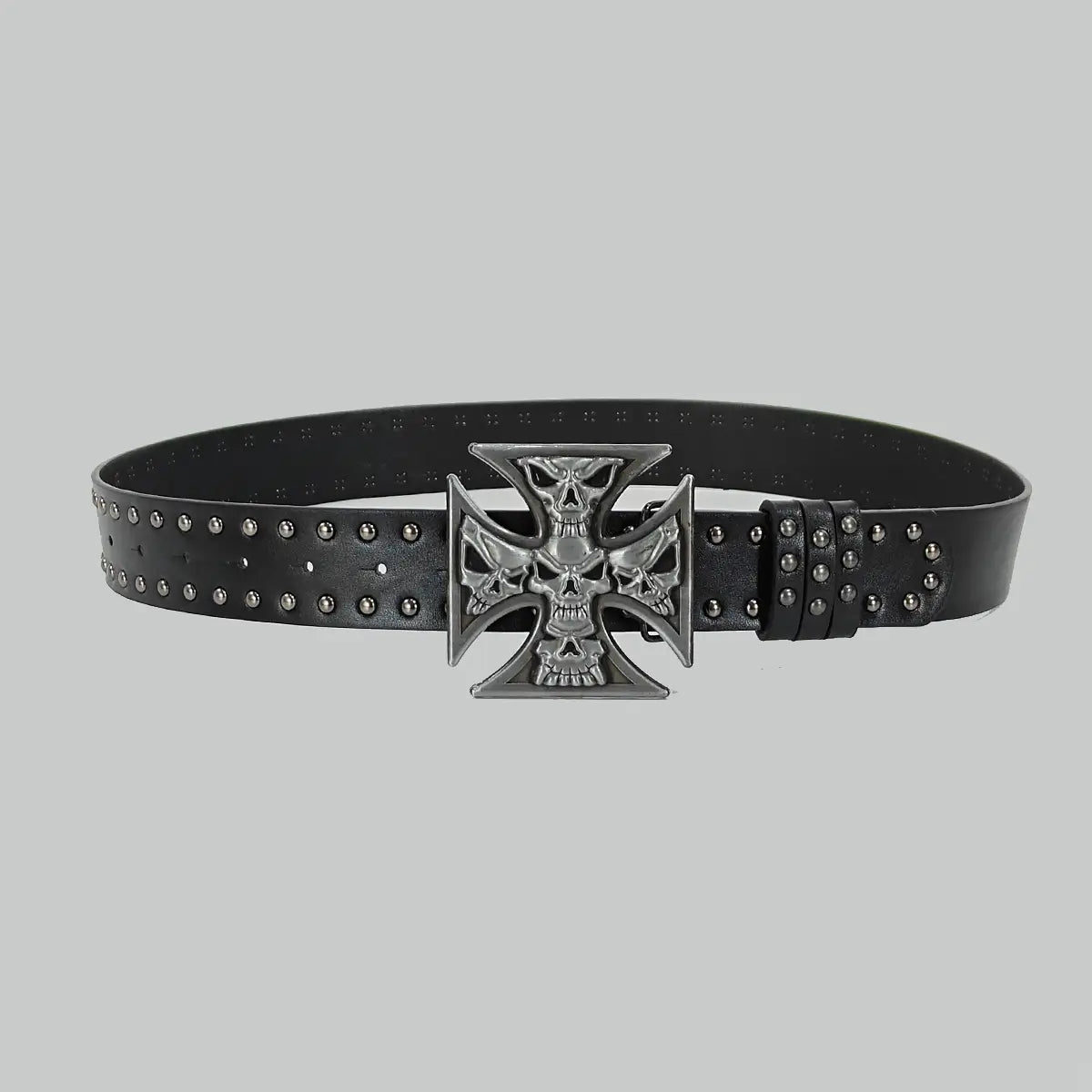 cinturón de cintura negro de cuero en estilo y2k con hebilla de calavera y tibias cruzadas en tono plateado y correa con tachuelas en un diseño y2k de cruz bohemia.