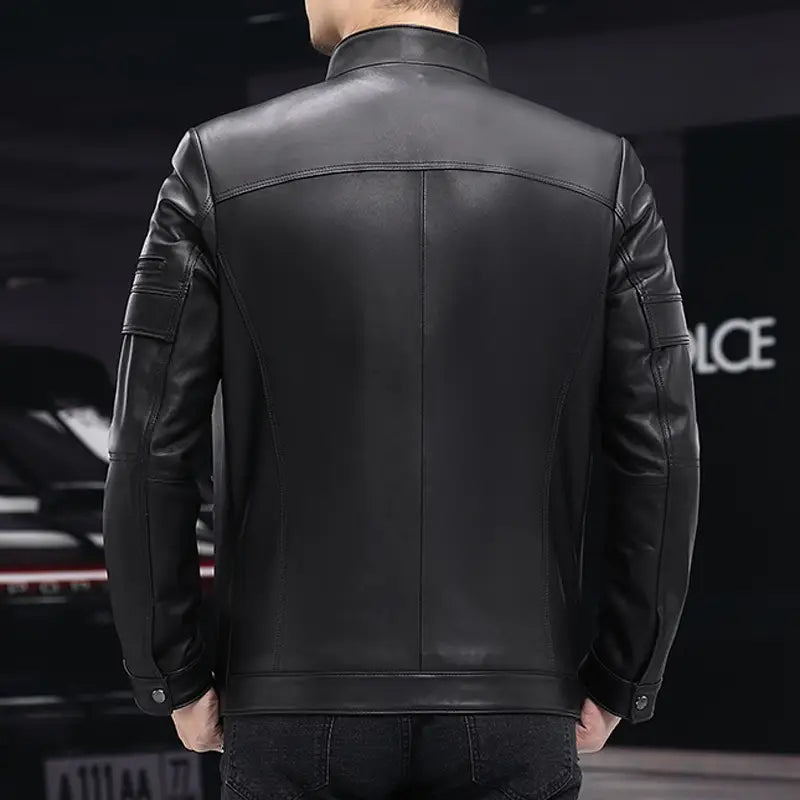Veste en cuir noire avec col montant et poches zippées, avec empiècements aux manches complétant une veste en cuir blanche pour homme, manteau professionnel simple masculin d’hiver à coupe ajustée.