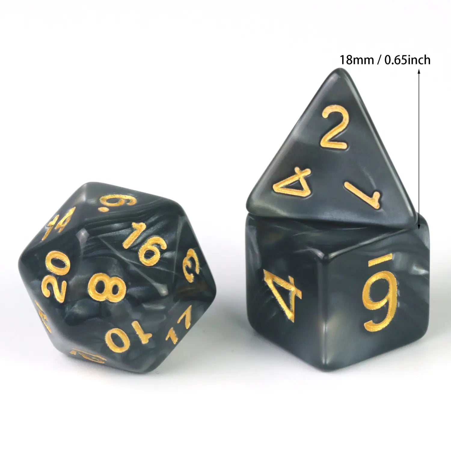 Set polyedrischer Würfel aus Schwarz und Gold mit Marmoroptik, mit einem Marmord4 für Tischspiele und Brettspiele.