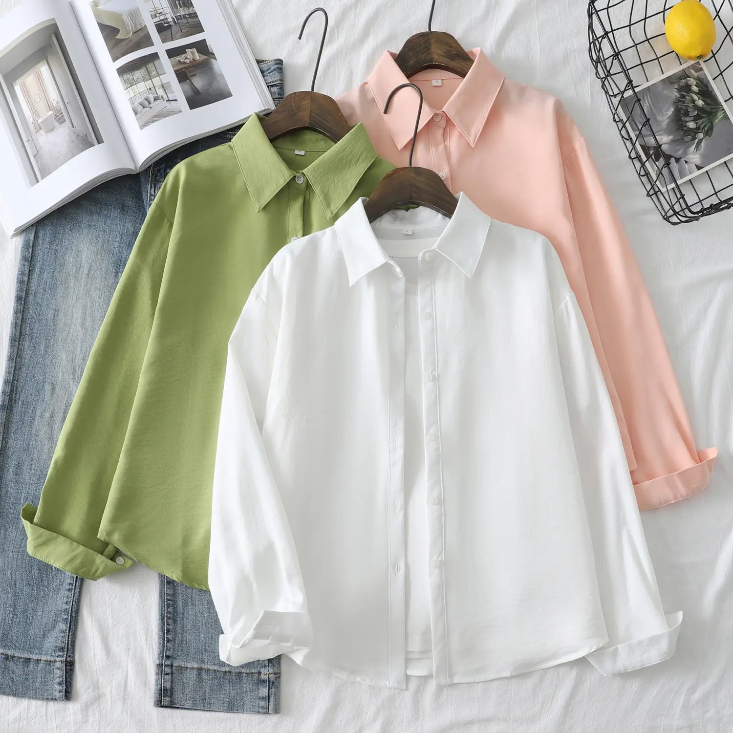 Damen-Casualbluse aus Baumwollmischgewebe mit langen Ärmeln in Weiß mit knackigem Kragen und umgeschlagenen Bündchen.