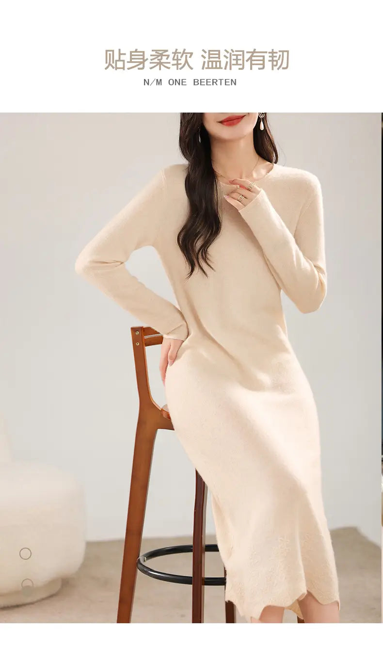 Ein beiges Wollstrickkleid mit weichem, cremigem Farbton, mit langen Ärmeln, schmeichelnder Passform und dezenten gerippten Details an den Bündchen.