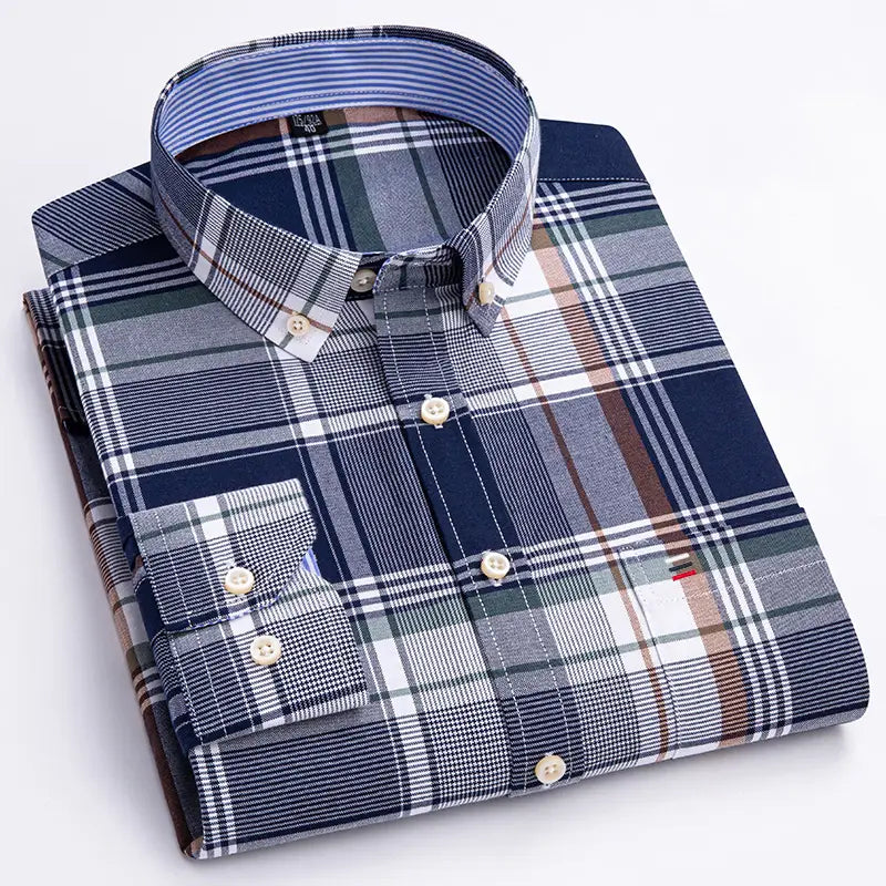 Chemise oxford à carreaux en coton, grande taille pour homme, pliée avec soin, présentant un motif à carreaux classique bleu marine, blanc, gris et brun, avec des boutons assortis.