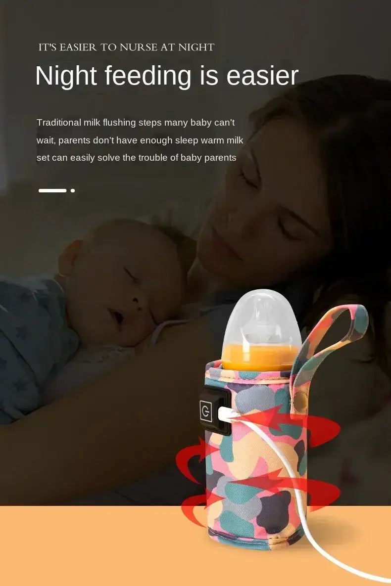 Eine farbenfrohe tarnmusterartige USB-Tragetasche für Babyflaschenwärmer mit transparentem Kunststoffdeckel und weißem Netzkabel.
