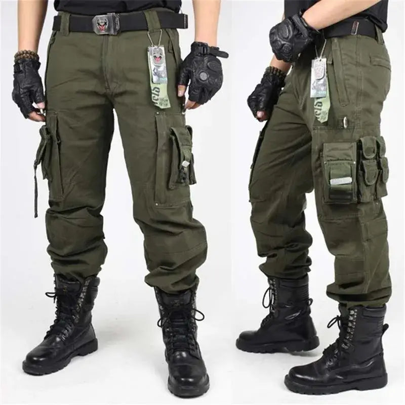 Herren-Tactical-Cargo-Hosen aus Baumwolle mit Camo-Jogger-Optik in Olivgrün mit mehreren Taschen und verstärkter Steppnaht.