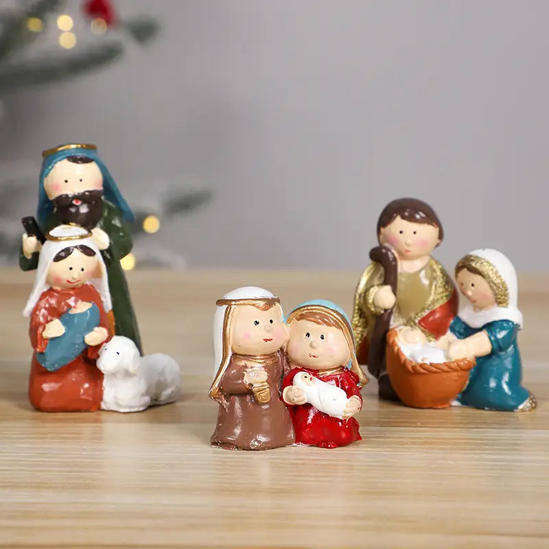 クリスマステーブルの装飾用の、彩り豊かな樹脂製降誕フィギュア6点セット。彩色された細部と、シンプルな様式化デザインを備えています。