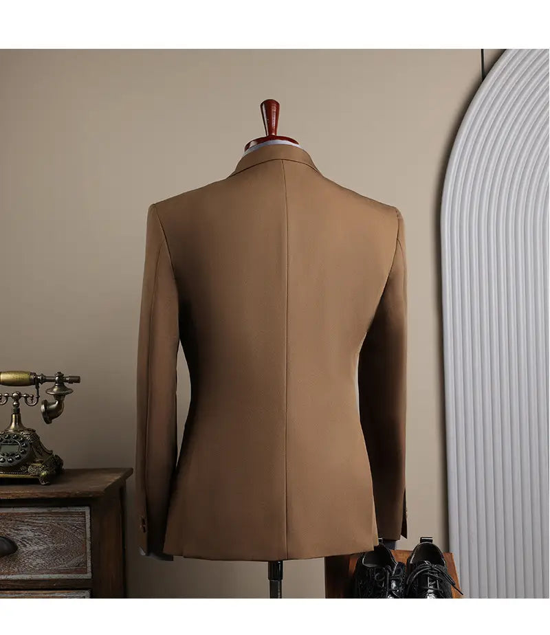 Veste en laine camel confectionnée avec précision, présentée sur un mannequin, dans le cadre d’un ensemble costume d’affaires pour homme slim fit en trois pièces, adaptée aux soirées décontractées et aux occasions d’affaires en mode masculine.