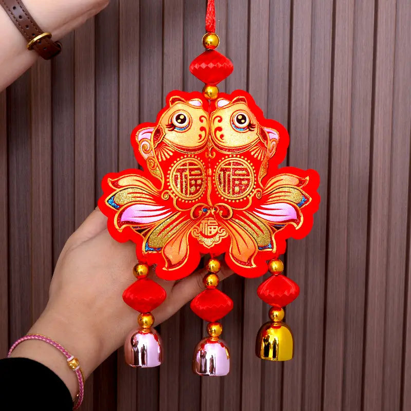 Rot- und goldbesticktes chinesisches Neujahrsfest-Pferde-Anhänger-Ornament in Fischform mit herabhängenden Glöckchen und festlicher Quastenverzierung.