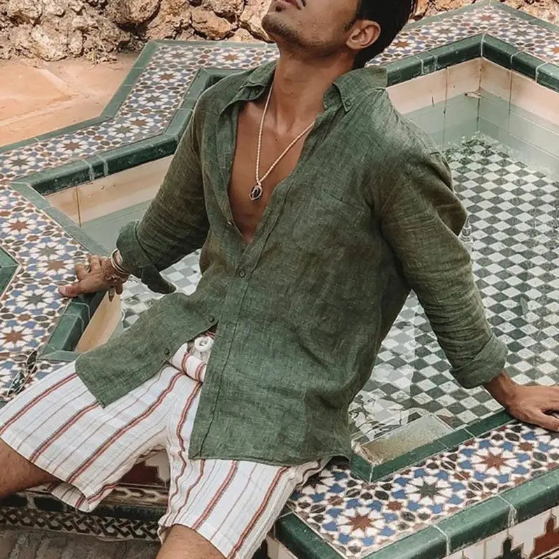 camisa casual de lino color verde oliva para hombre con ajuste relajado, diseño tipo botón-down, mangas arremangadas y textura ligeramente arrugada