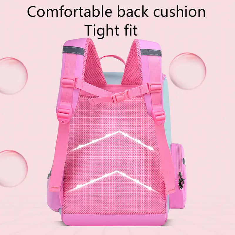 Die Rückseite eines rosa Mesh-Einhorn-Schulrucksacks für Mädchen mit verstellbaren Trägern und reflektierenden weißen Streifen auf dem Rückenkissen.