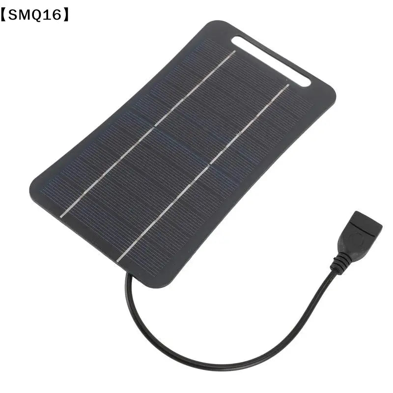 3本の銀色のセルラインを持つ黒色の長方形ソーラーパネル。携帯用USB充電パネルをキャンプ中も接続したまま使用するための、黒いコネクタ付きUSBケーブル。