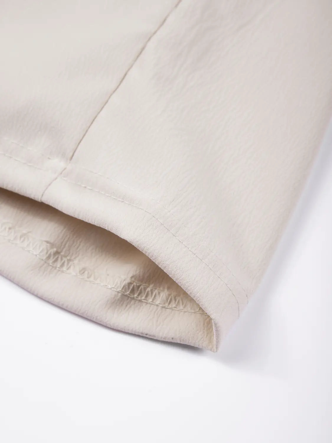Beige leichte Leinenjogginghosen für Herren mit Baumwollstoff, sauber verarbeitetem, zugeschnittenem Saum und ordentlicher Steppnaht.