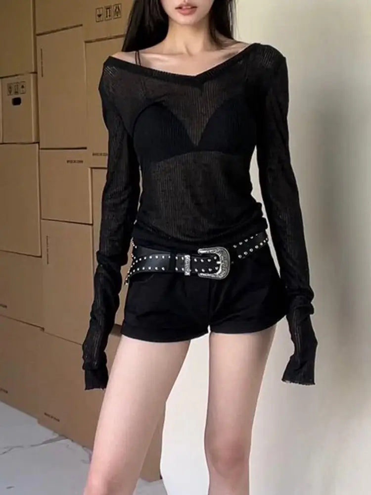 Schwarzer schierer Langarm-V-Ausschnitt-Top mit herzförmigem Mesh-Einsatz und Nieten-Gürtel für Casual Wear