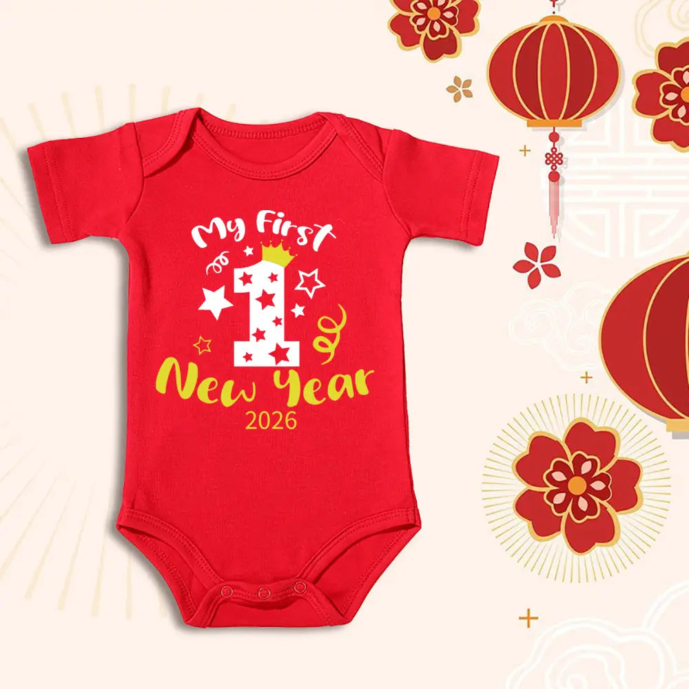 Combinaison-bermuda en coton rouge pour bébé pour le 1er nouvel an 2026, comprenant un body rouge avec « mon premier nouvel an 2026 » imprimé en blanc et en jaune, avec un grand chiffre « 1 » orné d’étoiles et d’une couronne.