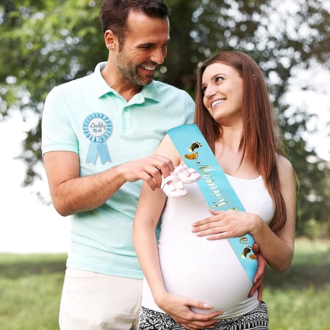 Écharpe en satin bleu clair pour maman avec empreintes de bébé en feuille d’or et le mot « mommy » en écriture cursive, pour un kit de révélation du sexe.