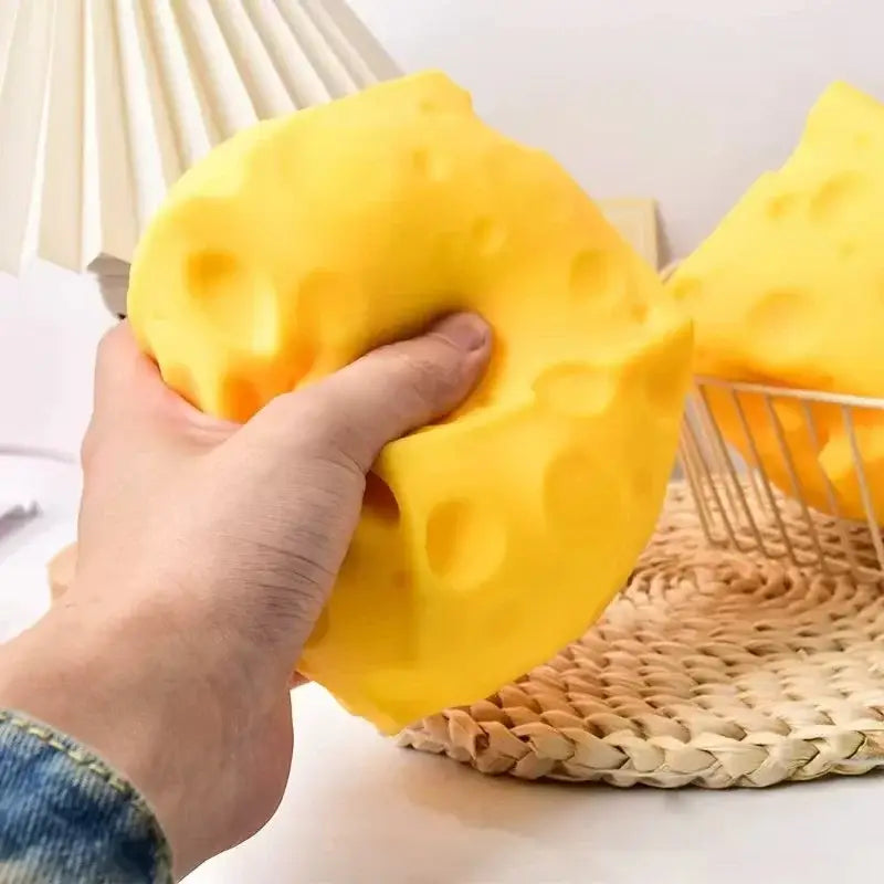 Juguete antiestrés con forma de queso amarillo, con un diseño en forma de queso amarillo brillante y una textura porosa para aliviar el estrés.