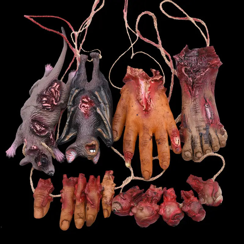 Ensemble de fausses parties du corps suspendues d’Halloween sanglantes comprenant des mains, des pieds et des chauves-souris sectionnés réalistes, avec des textures sanglantes détaillées, pour une décoration d’Halloween sanglante