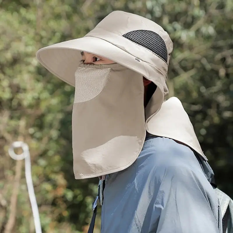 Chapeau de protection solaire beige avec ventilation en maille, écran facial fixé et rabat pour la nuque, pour une sécurité accrue contre le soleil.