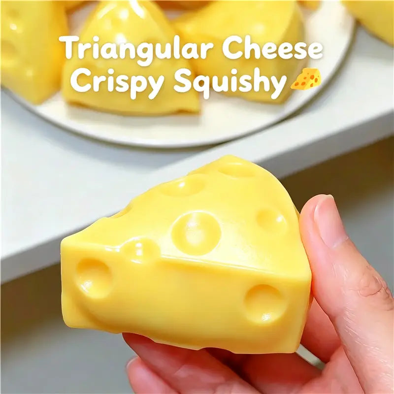 Jouet sensoriel de type balle anti-stress en forme d’arachide jaune, en forme de fromage triangulaire, avec des perforations caractéristiques réalisées dans une matière souple, élastique et déformable pour soulager le stress et favoriser le jeu sensoriel