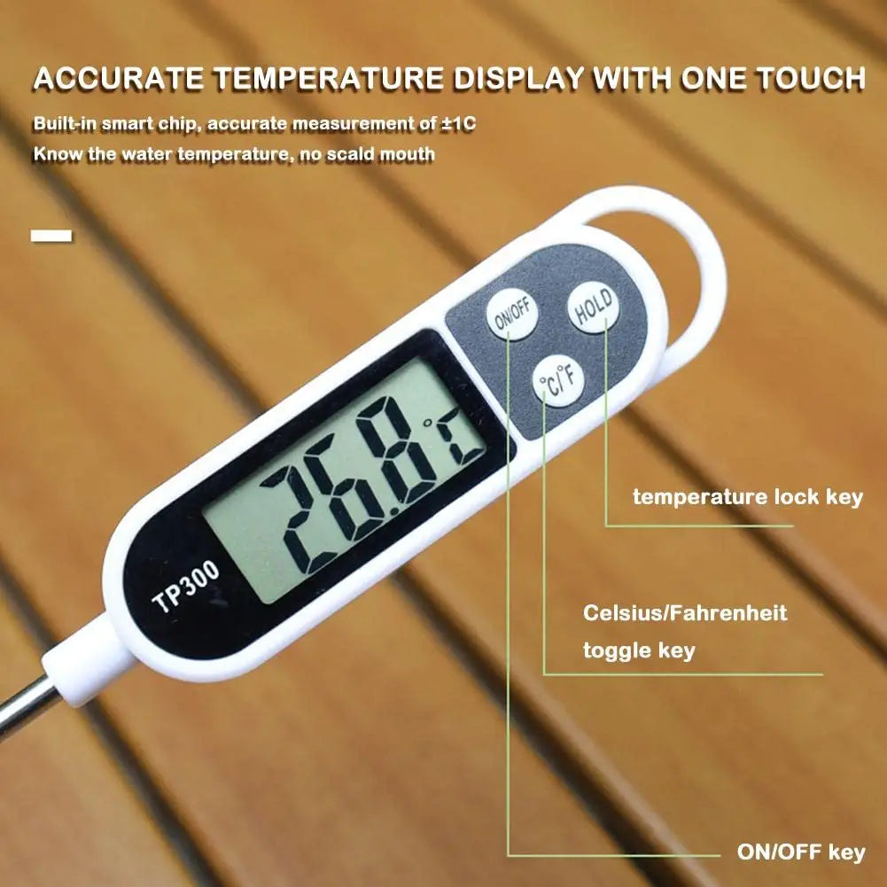 Weiße digitale Fleischthermometer mit schwarzem Display und Tasten mit integriertem Griff für eine einfache Nutzung zum sofortigen Ablesen.