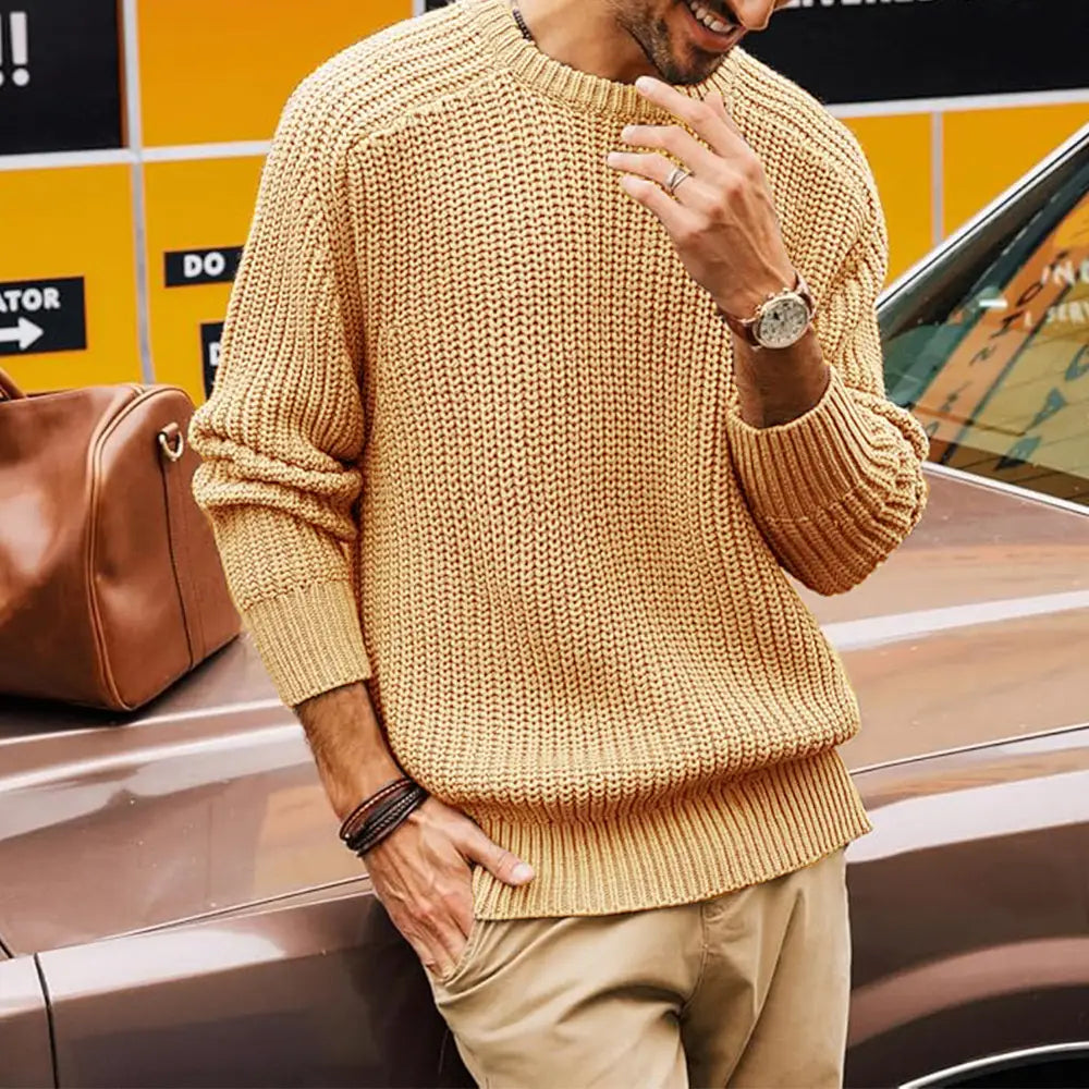 Ein gemütlicher senfgelber Herren-Chunky-Strickpullover mit gerippter Crewneck und Bündchen, perfekt für einen lässigen Look.