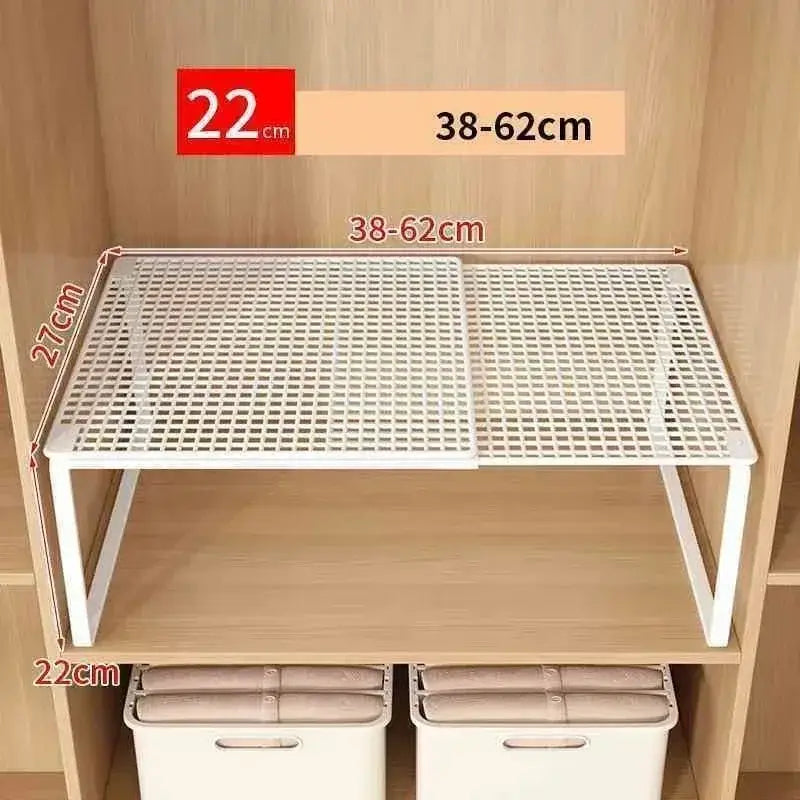 Étagère de rangement en plastique blanc pour placard, avec motif en grille et hauteur réglable, conçue comme un organiseur de placard extensible pour un rangement efficace du placard.