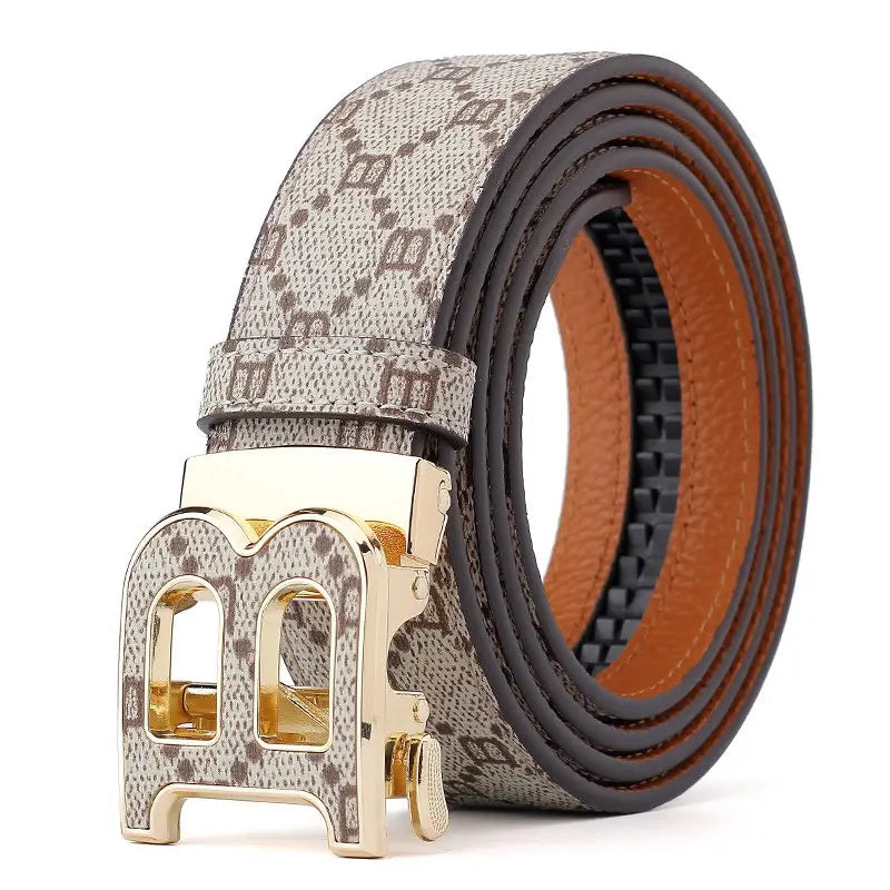 Ceinture en cuir automatique pour homme de marque, en beige et brun avec cuir à motifs, et une boucle automatique à ton or, comportant un motif de logo en relief pour un usage décontracté de luxe.