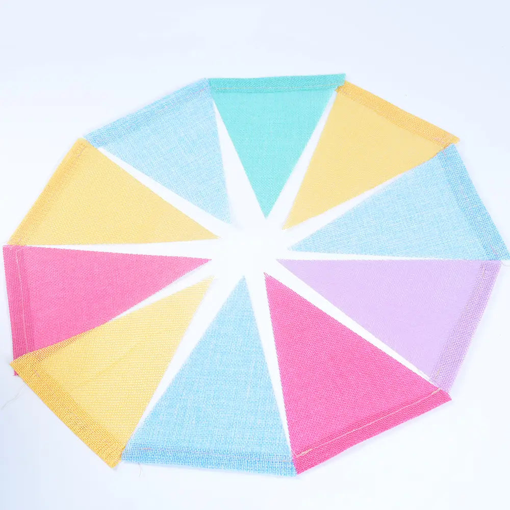 Guirlande de fanions triangulaires pastel de feutrine, fabriquée dans un tissu de feutrine texturée, pour la décoration de fête d’un produit de guirlande en feutrine pastel.