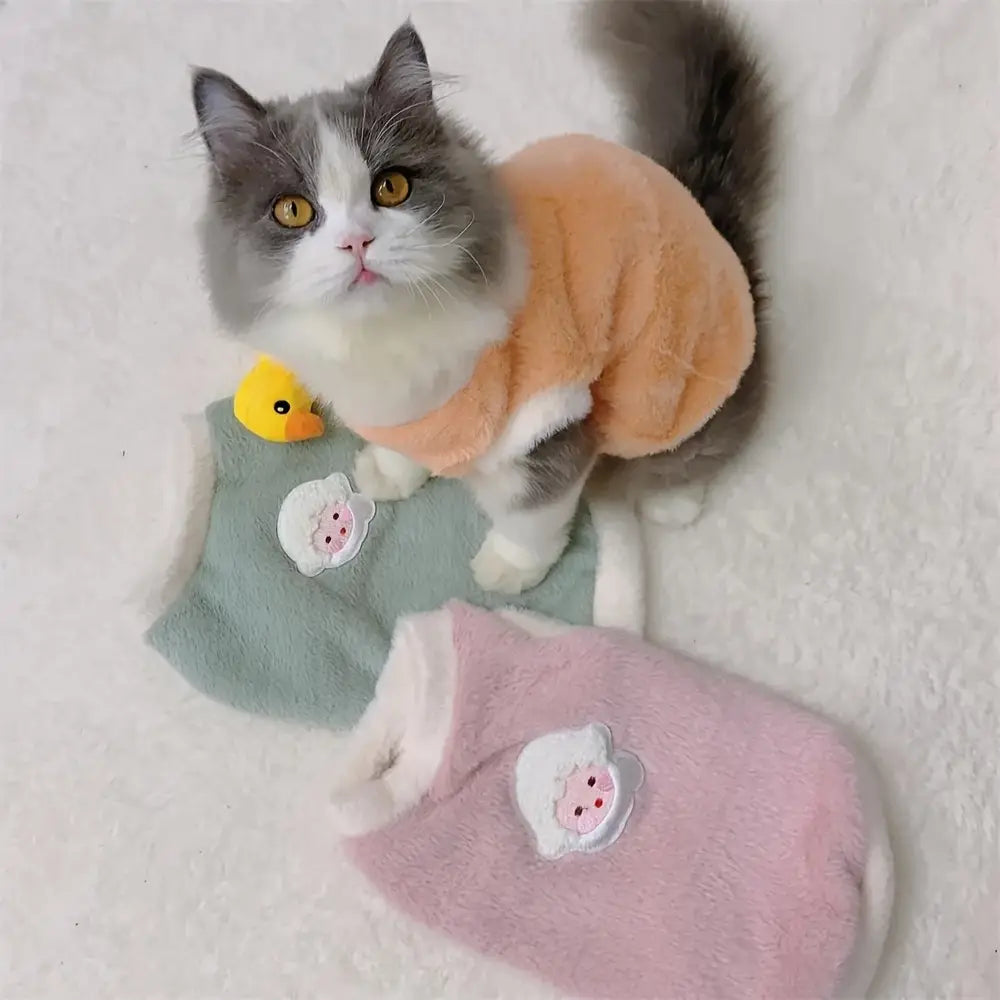 Enterizo para gato suave color melocotón con ribete blanco, con un adorable aplique de oveja diseñado como ropa de gatitos para vestir en invierno y como accesorios para gatos.